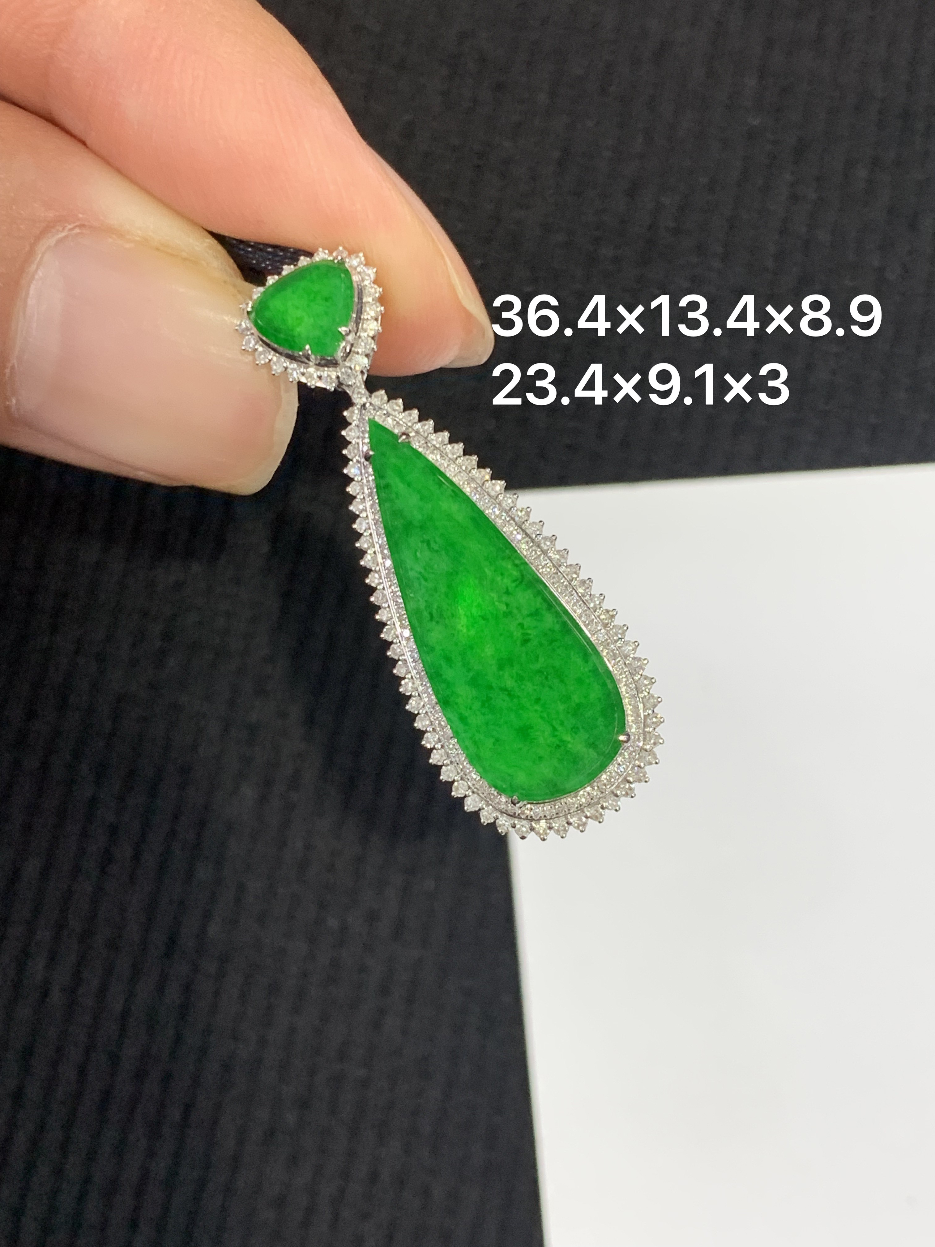 18K金镶嵌天然缅甸翡翠阳绿水滴吊坠