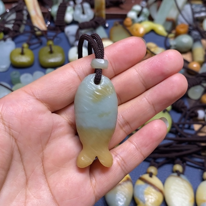 蛇纹石玉未镶嵌颈饰