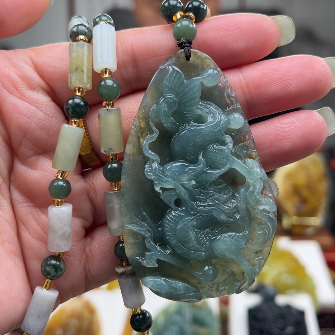 蛇纹石玉未镶嵌颈饰挂件