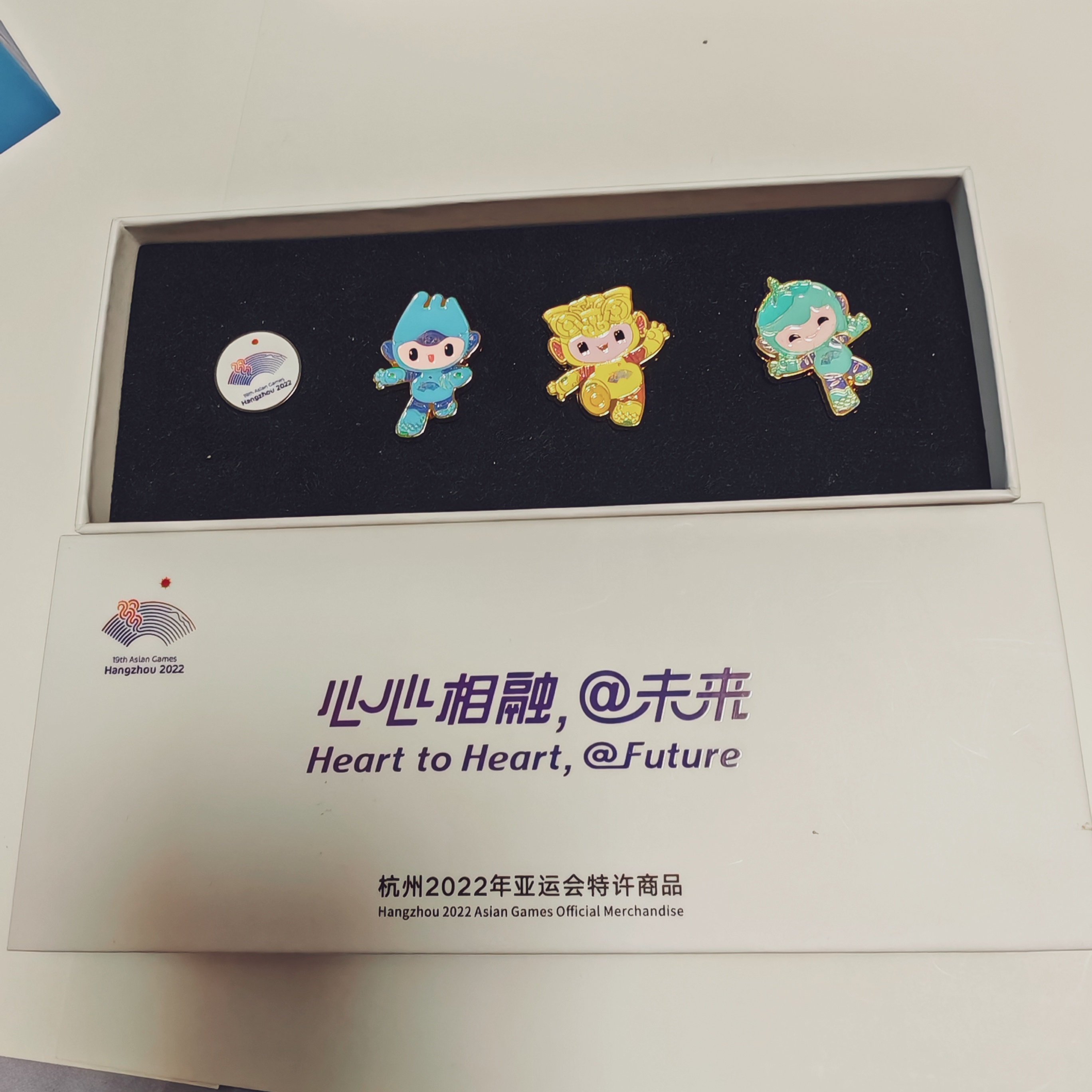 亚运会吉祥物徽章纪念套装礼盒，原价一百多，适合送礼，送小礼品