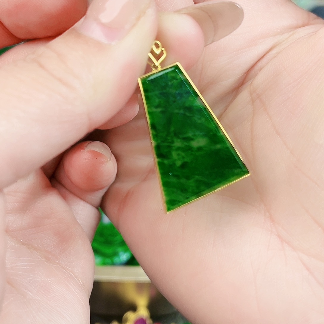 翡翠颈饰18K金镶嵌吊坠