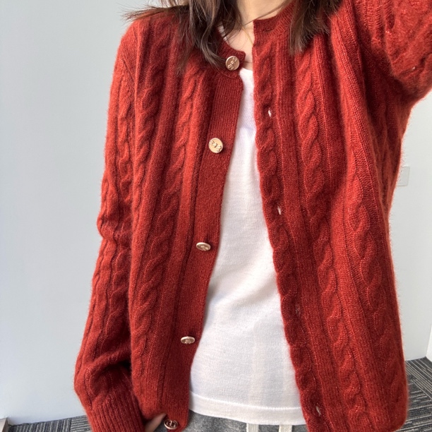 【MOMO新款康宝莱丝羊绒】桑蚕丝羊绒加厚绞花圆领开衫外套