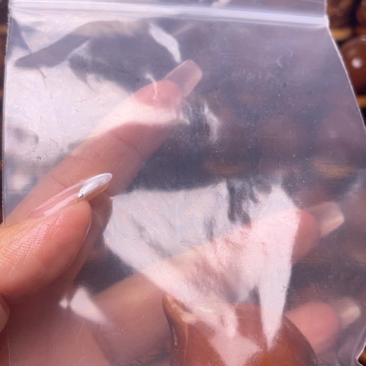 橄榄核把件上**刚橄榄雕刻