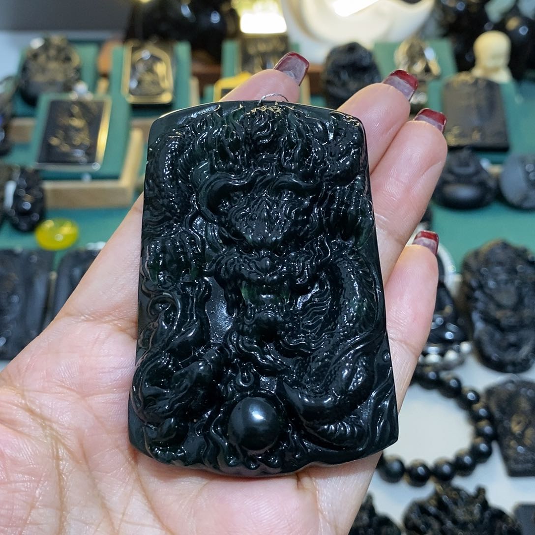 蛇纹石玉颈饰未镶嵌安**离