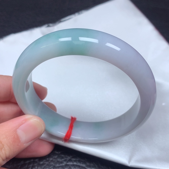 翡翠手镯未镶嵌。