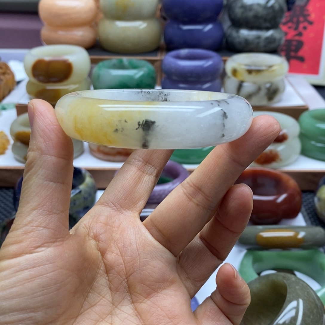 未镶嵌手镯石英岩玉