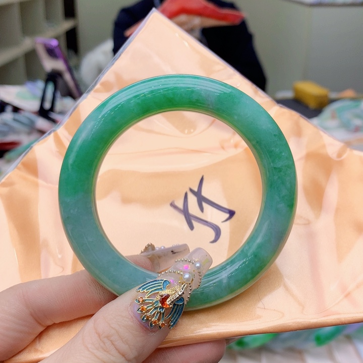 翡翠手镯未镶嵌翡翠手镯