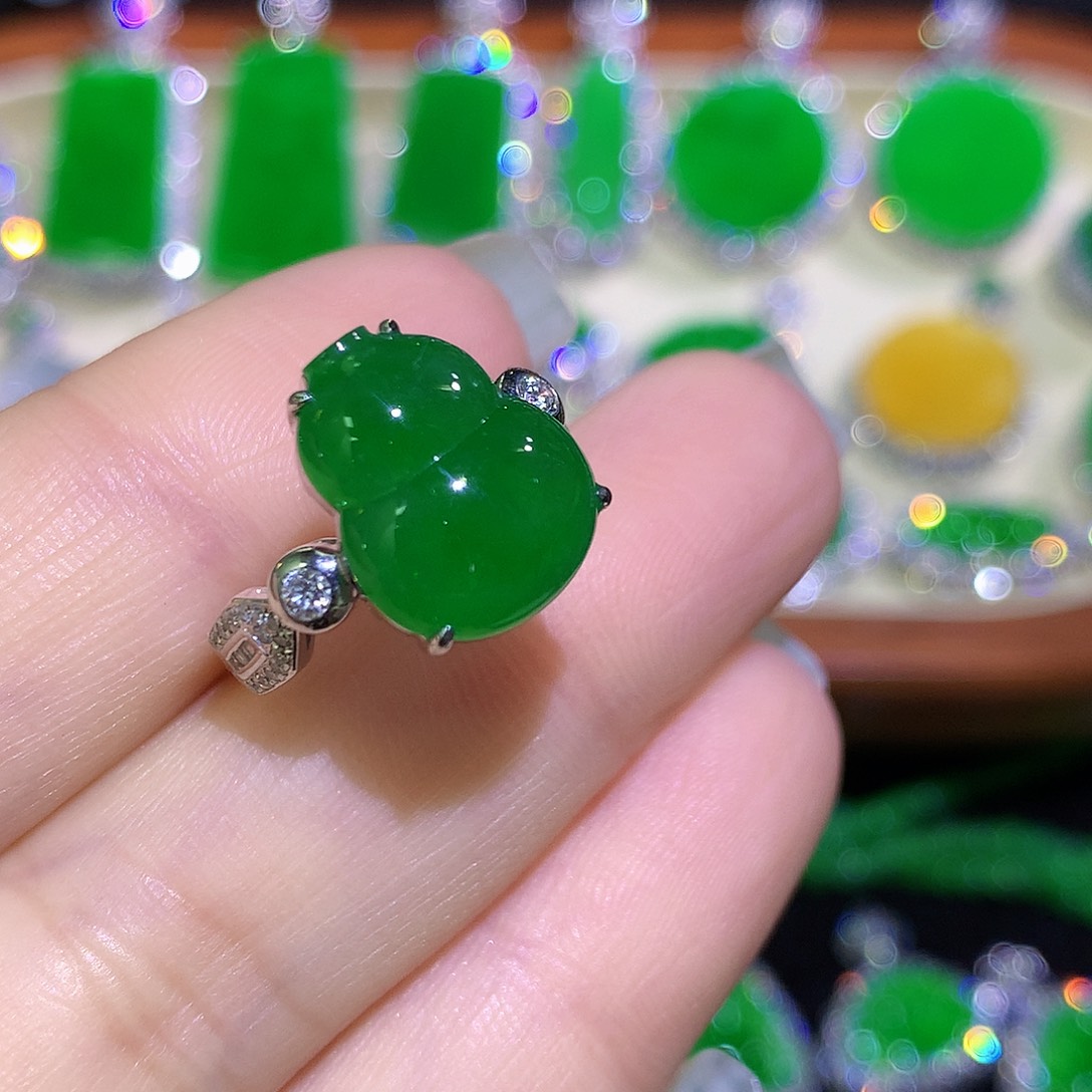 翡翠戒指18K金镶嵌满绿葫芦