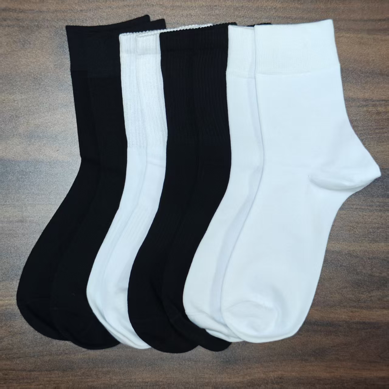 白色中筒袜一双