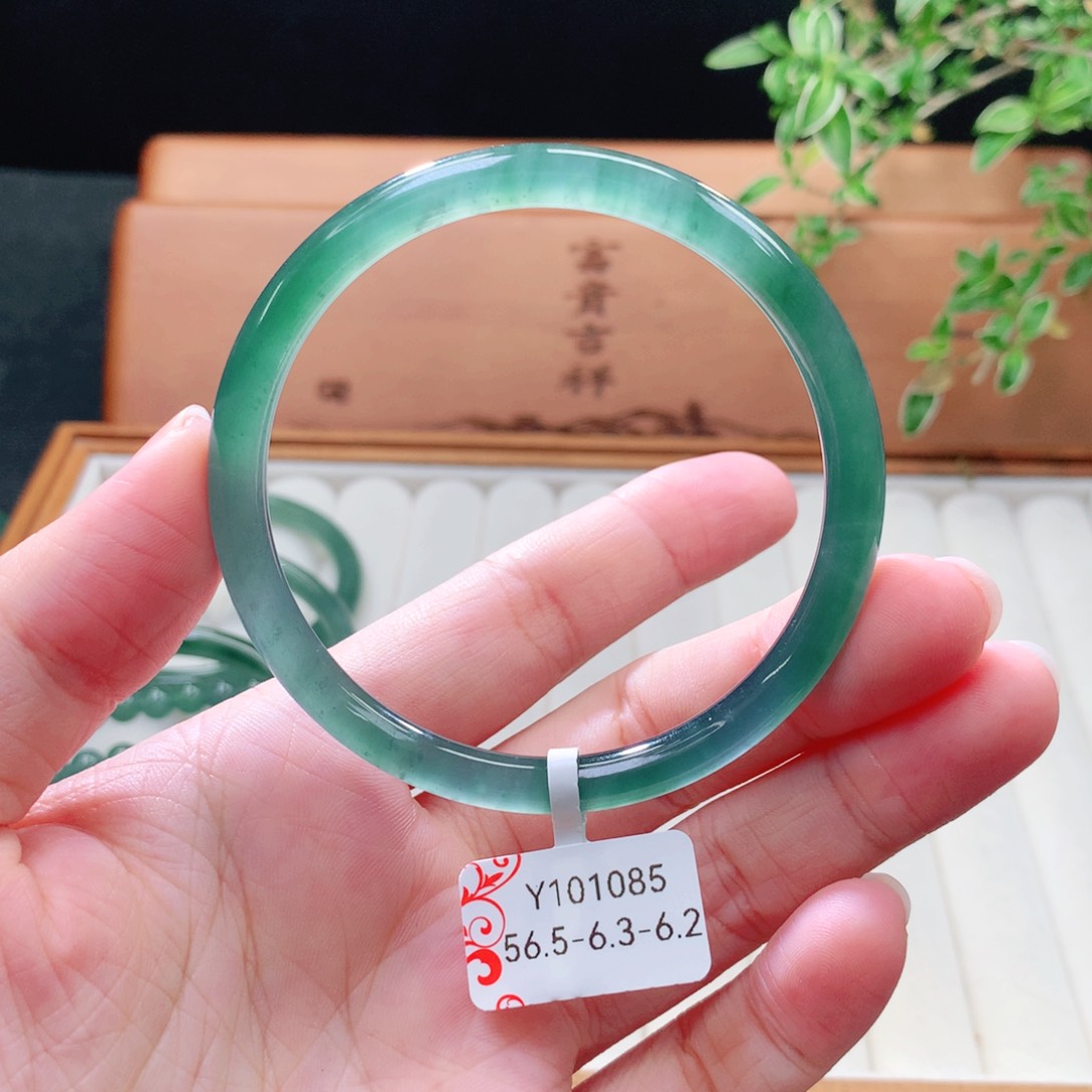 未镶嵌手镯（圆镯）翡翠