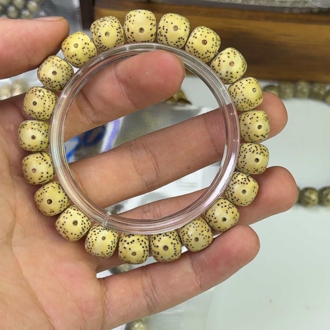 星月菩提吊坠星月菩提鸡油黄