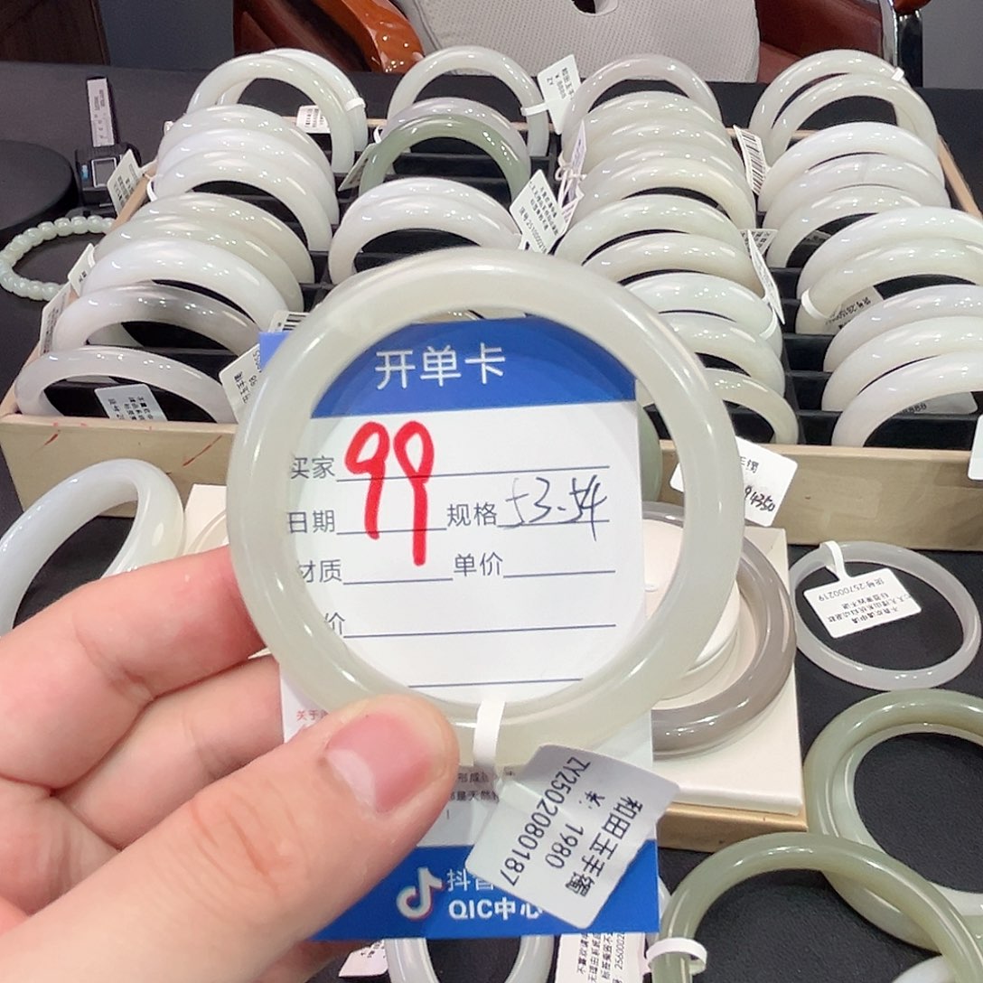 和田玉手镯未镶嵌