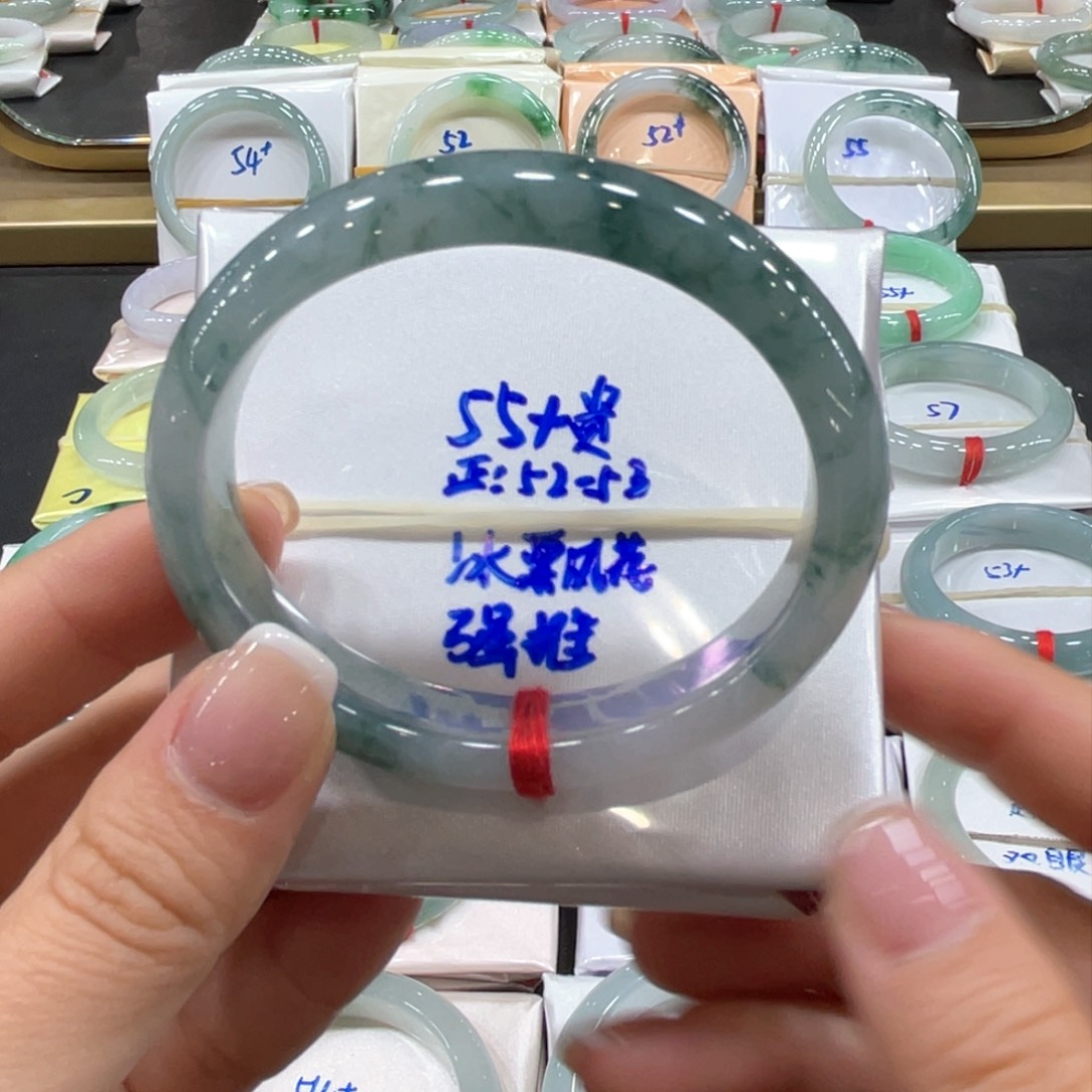 翡翠手镯未镶嵌翡翠