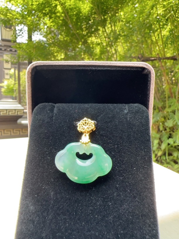 【自然光线】A货非洲翠高冰种飘花祥云锁吊坠招财平安情侣闺蜜礼物