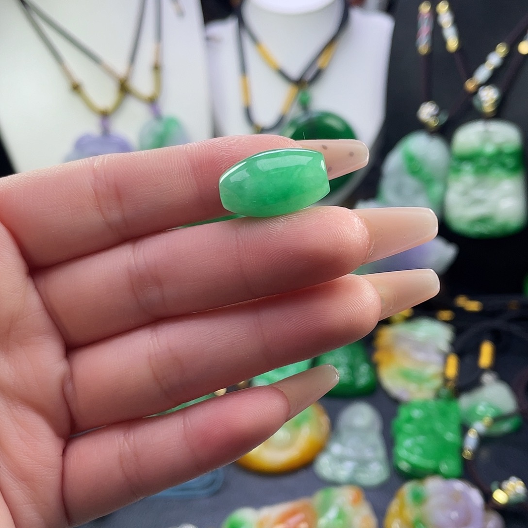 翡翠未镶嵌吊坠(赠链)