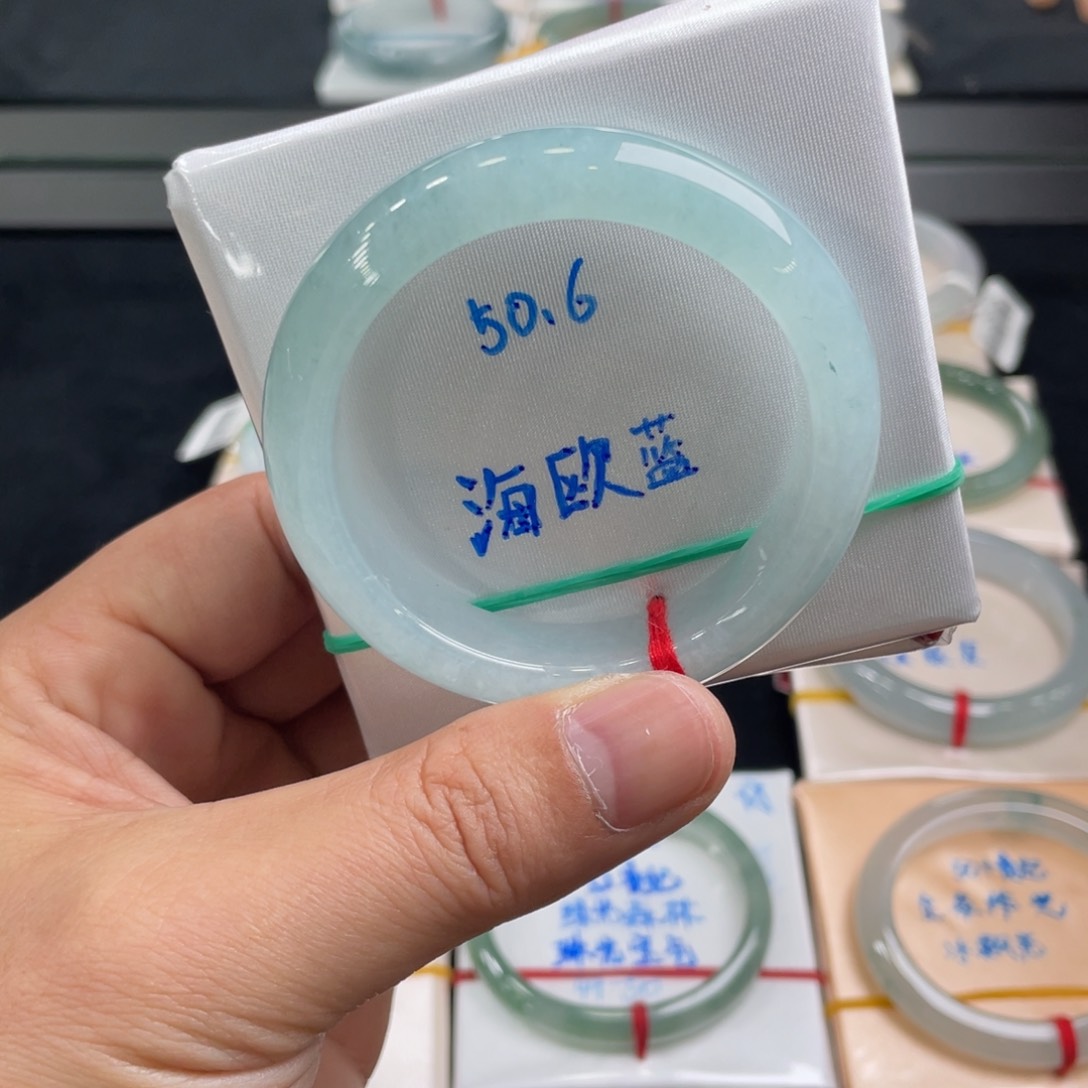 翡翠手镯未镶嵌翡翠手镯