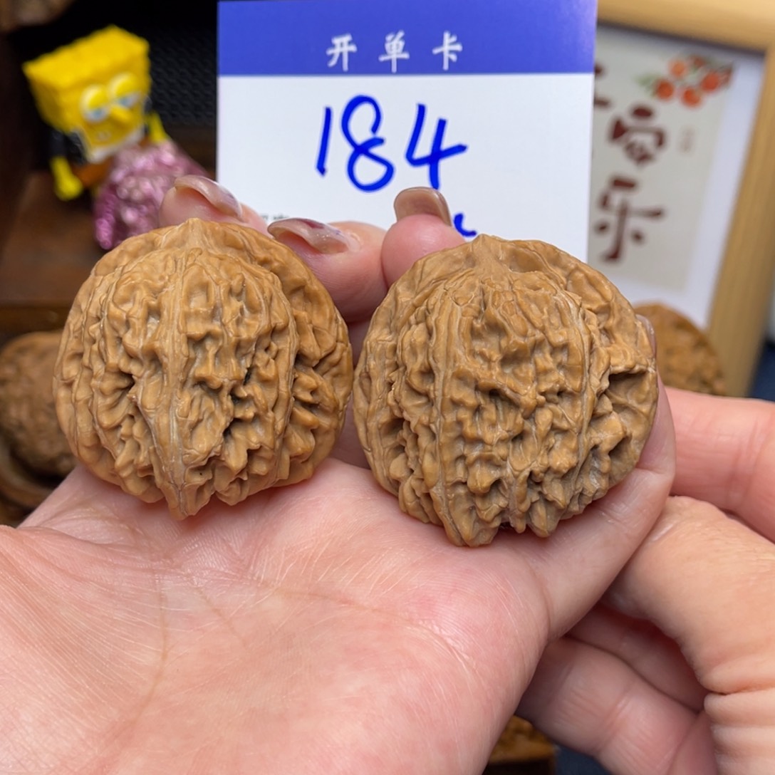 桃核把件平谷楼43李。  