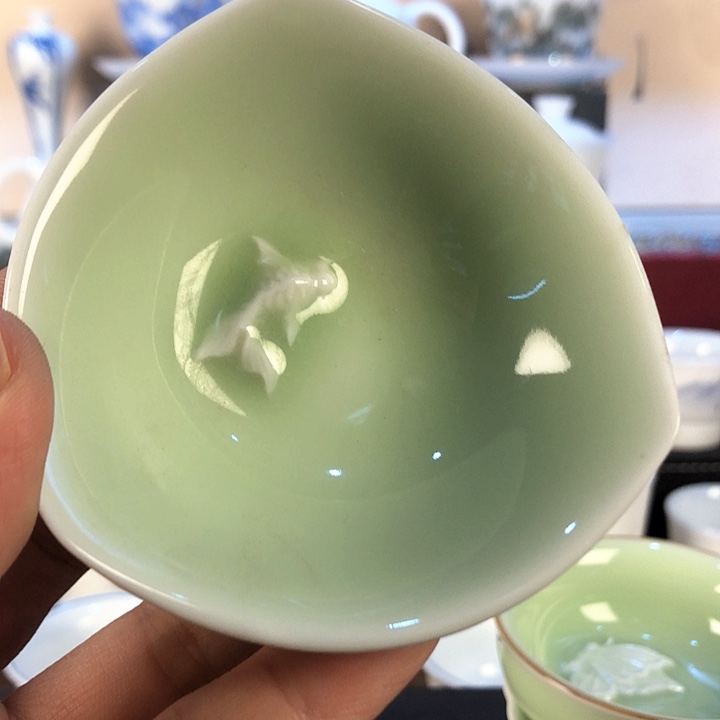 浮雕金鱼宝石绿主人杯