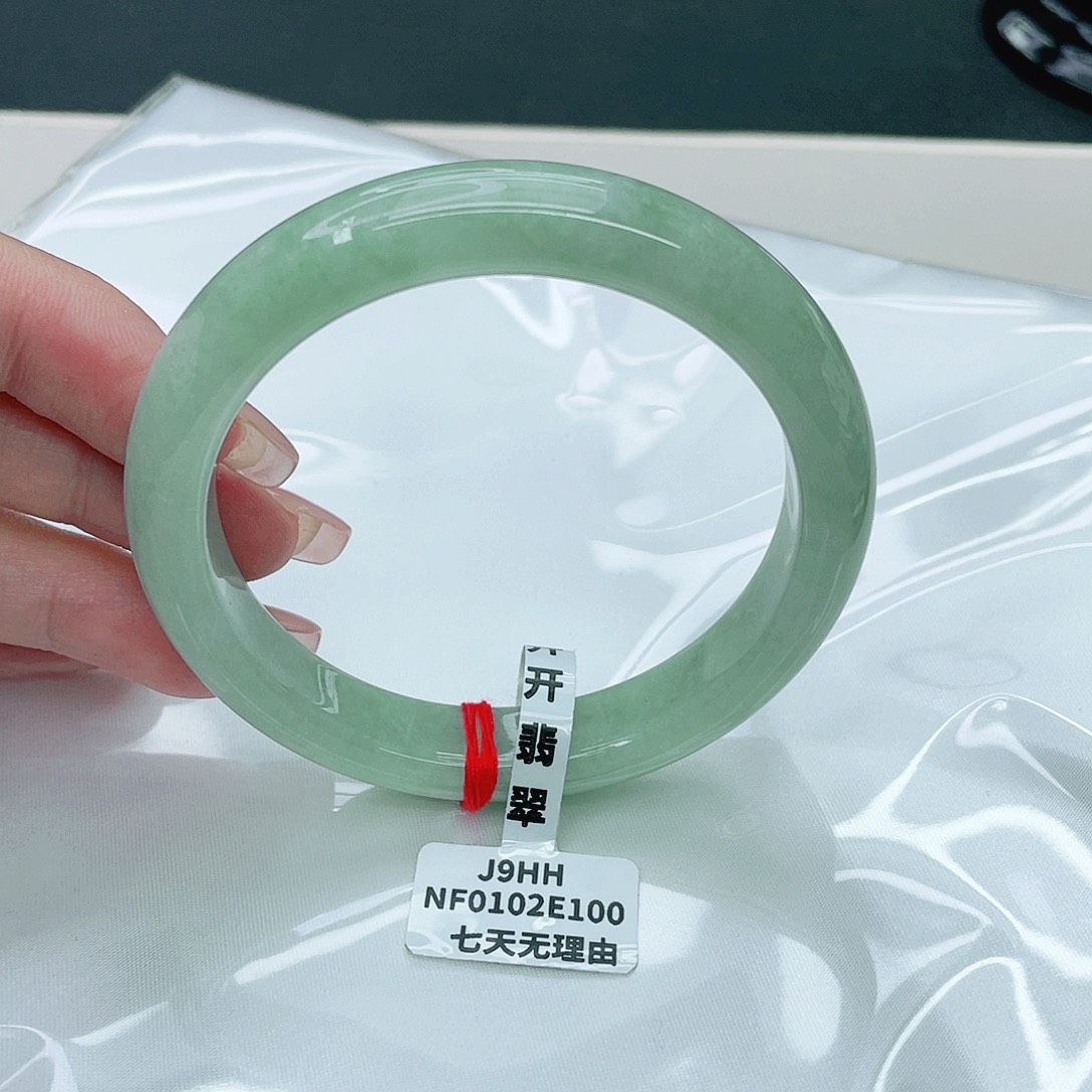 翡翠手镯未镶嵌正60.7