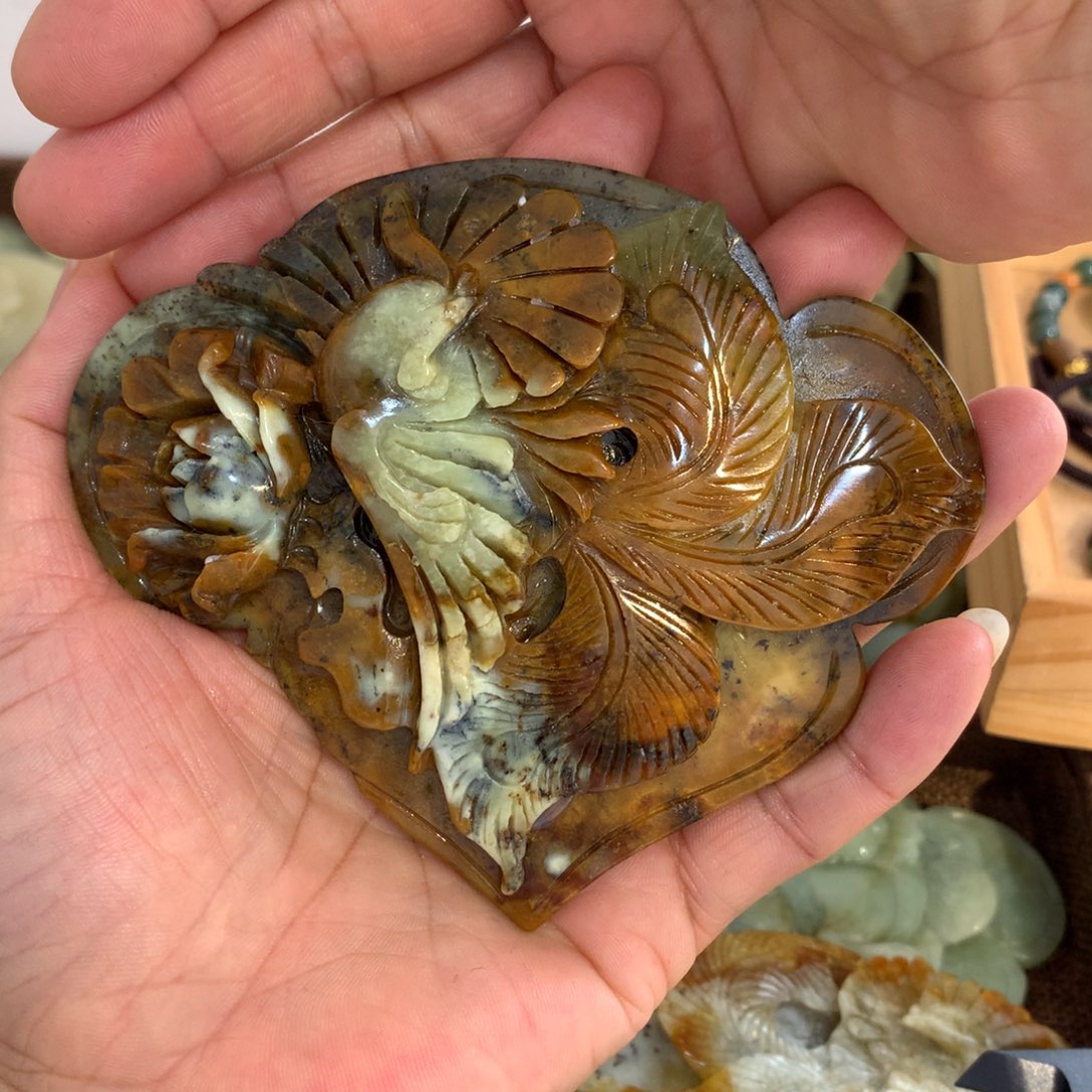 蛇纹石玉颈饰未镶嵌泡****?