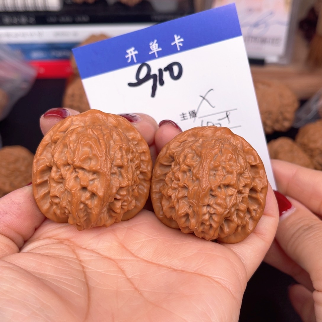 文玩核桃吊坠金麒麟40尺。 910