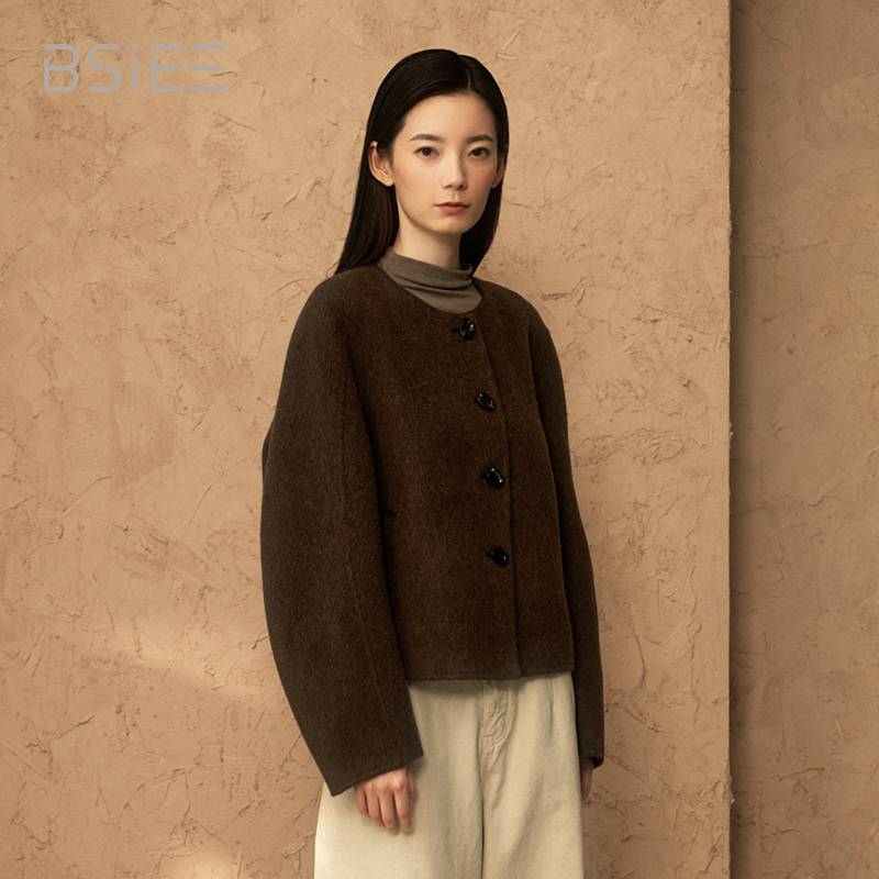 BSIEE/本涩树脂扣简约圆领大衣短款时尚休闲复古