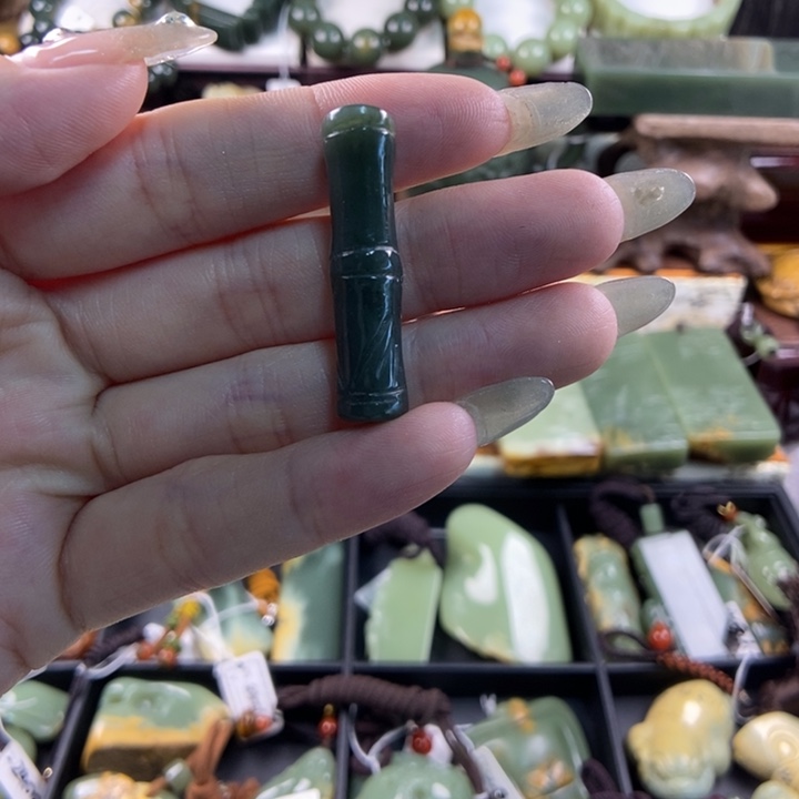 颈饰未镶嵌透闪石质玉