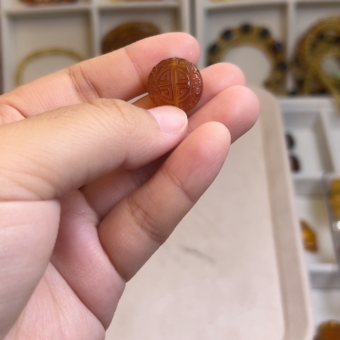 琥珀未镶嵌裸石琥珀雕件