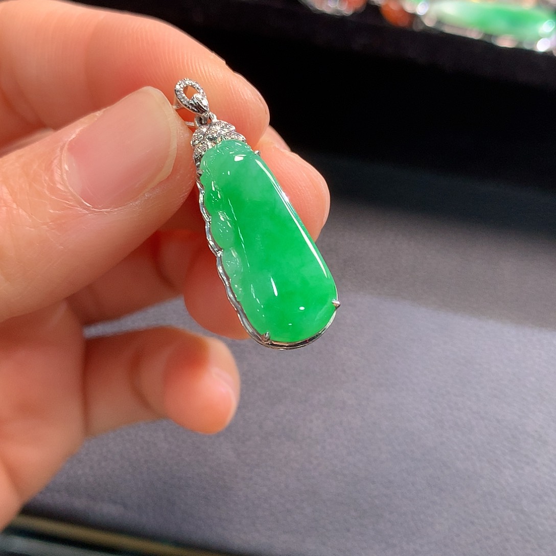 翡翠颈饰18K金镶嵌福瓜