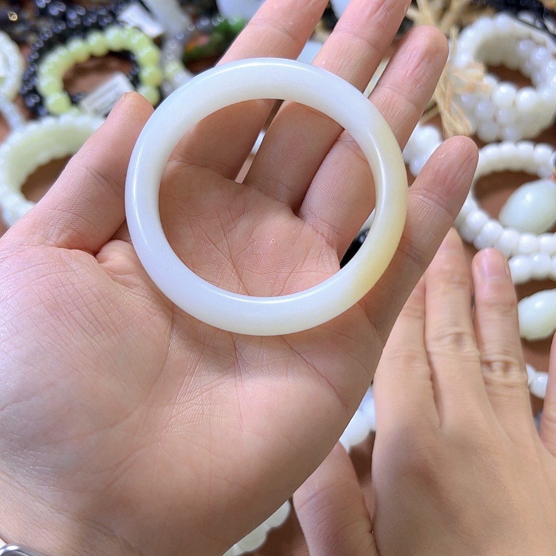 当***郎和田玉未镶嵌手镯