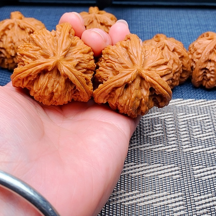 钟***生文玩核桃吊坠三棱