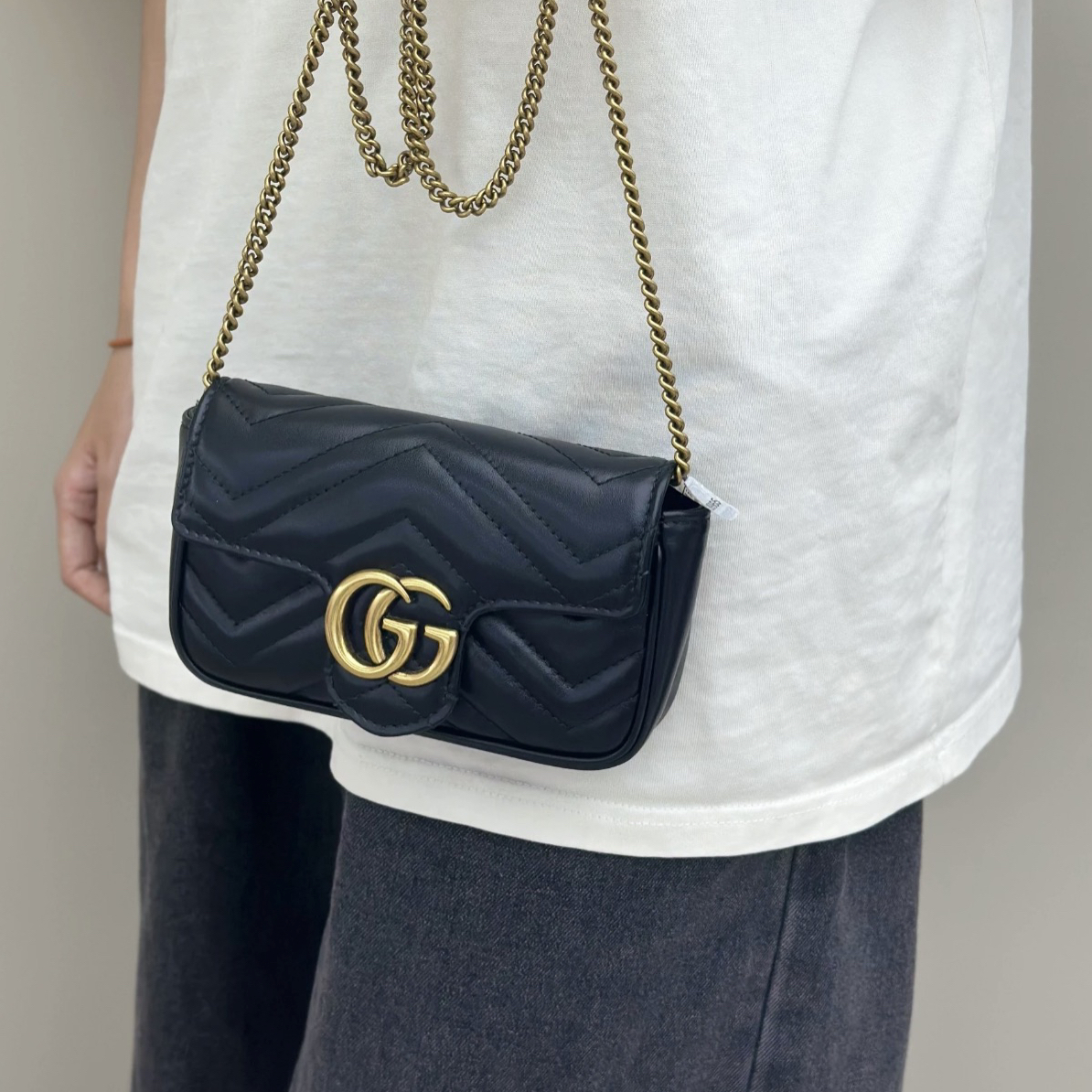 95新 GUCCI/古驰 有龙虾扣马蒙黑金mini时尚斜挎包女士斜跨包