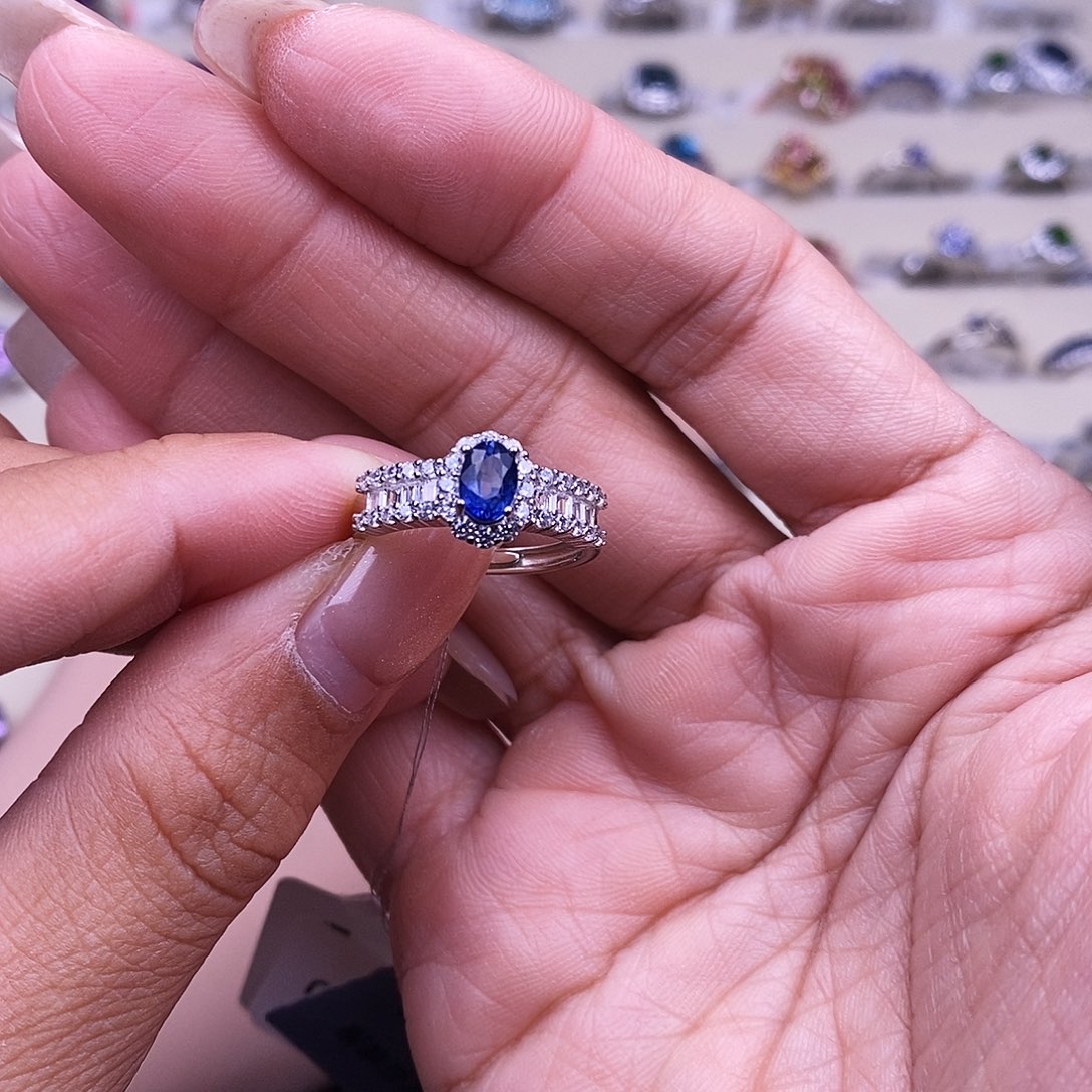 14K金镶嵌蓝宝石戒指