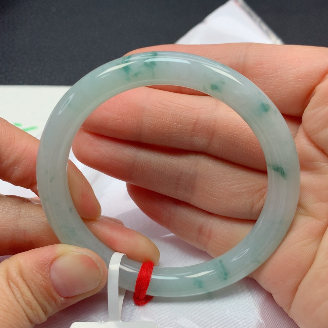 翡翠手镯未镶嵌55圈