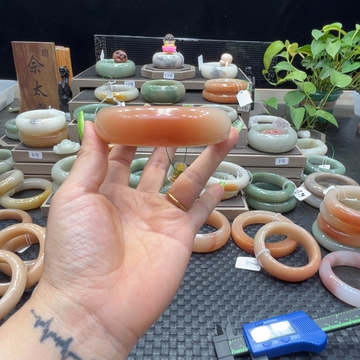 吃***豆石英质玉手镯未镶嵌