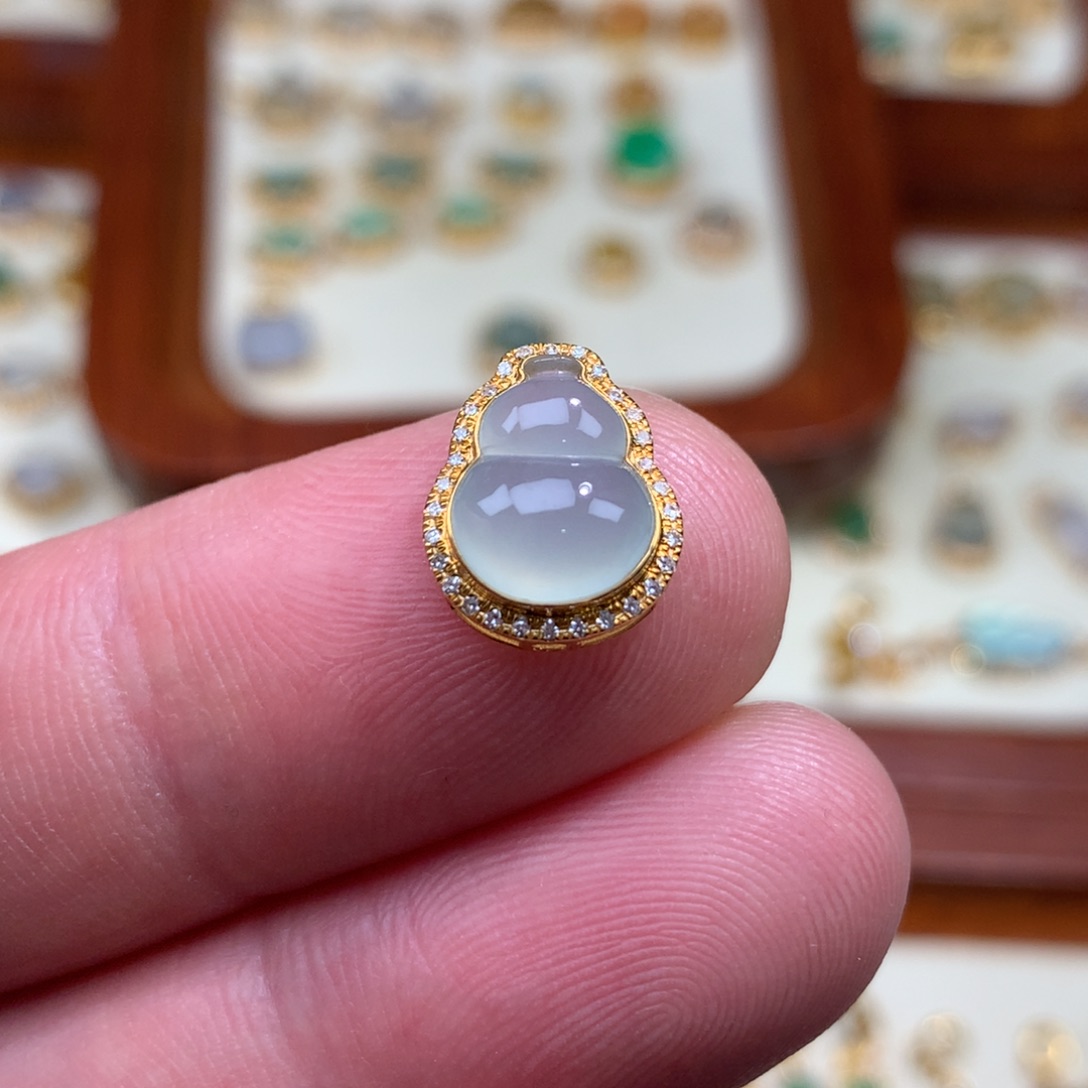 翡翠18K金镶嵌颈饰葫芦