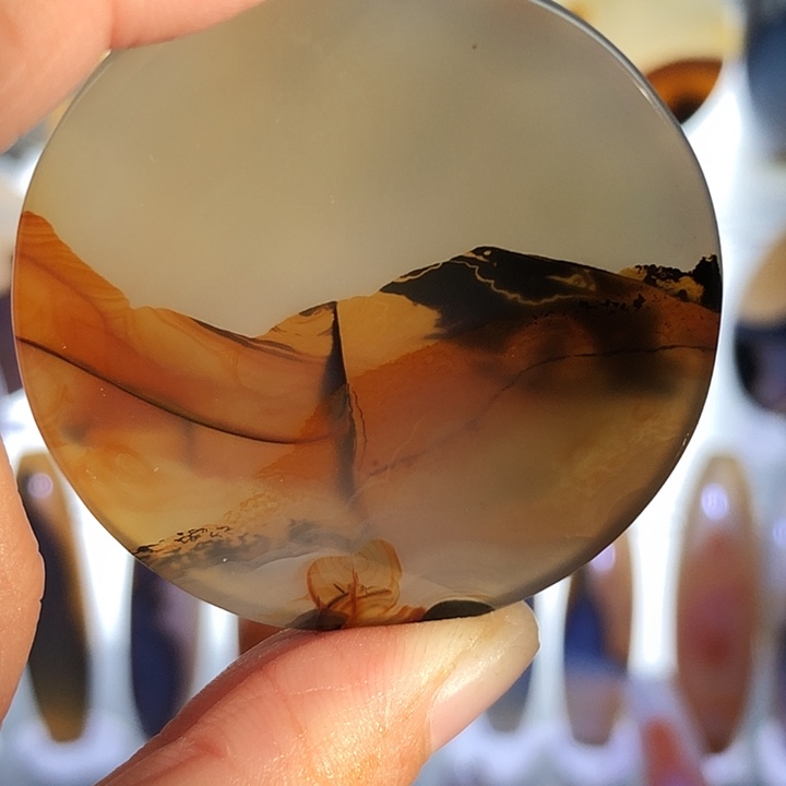 是****查罗石未镶嵌珠宝半成品