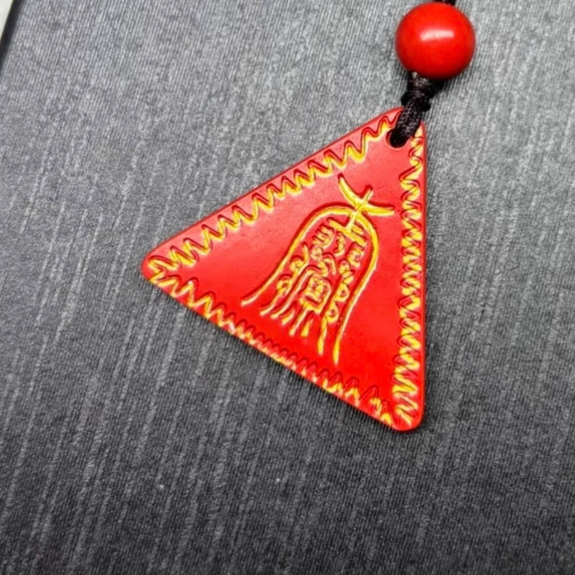 非金属布艺吊坠 红沙款阿弥三角守护吊坠