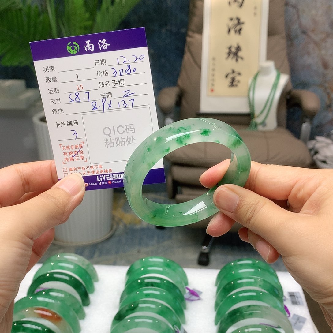 未镶嵌石英质玉手镯?***a