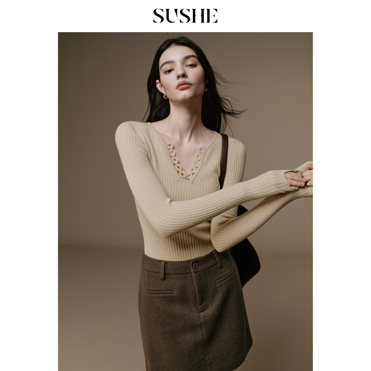 束皙SUSHE 暗萦  环形扣V领高弹坑条修身显瘦亲肤细腻长袖针织衫
