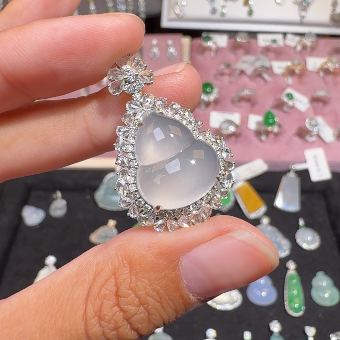 翡翠18K金镶嵌颈饰天然缅甸A货翡翠葫芦