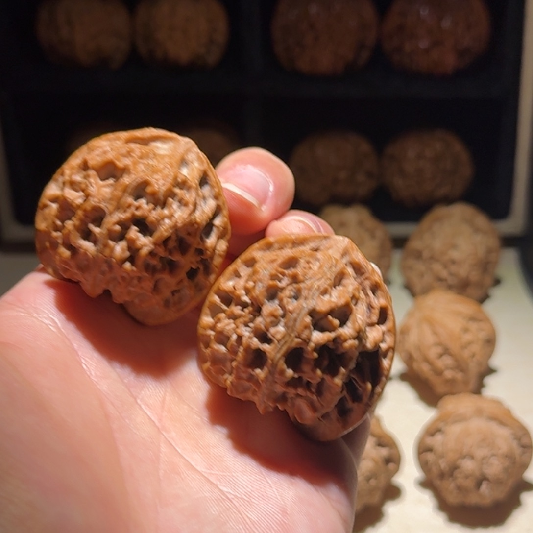 L***i文玩核桃吊坠苹果园