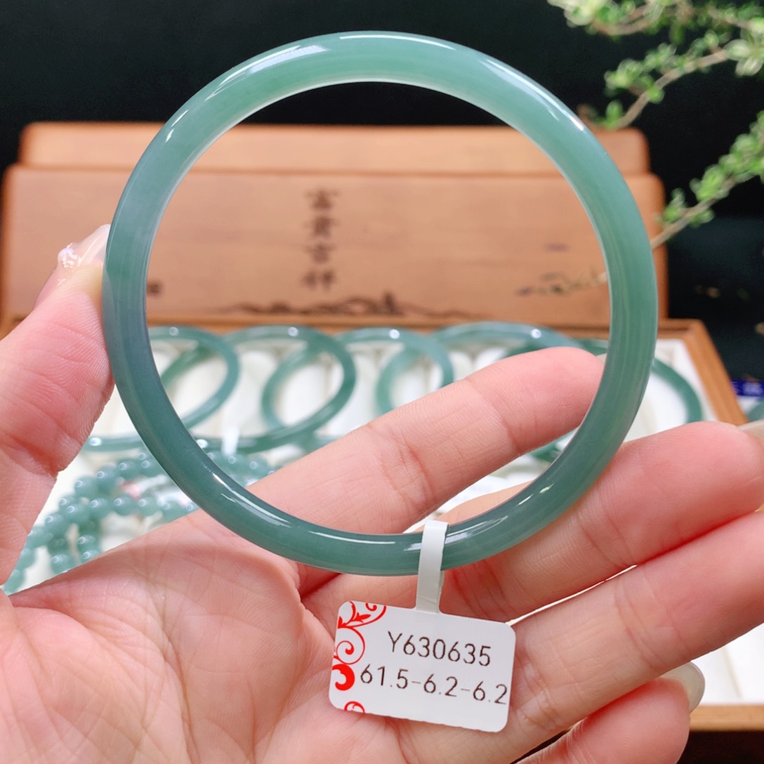 翡翠手镯未镶嵌天然