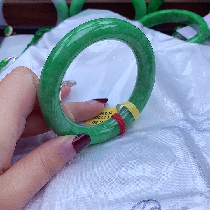 翡翠手镯未镶嵌翡翠