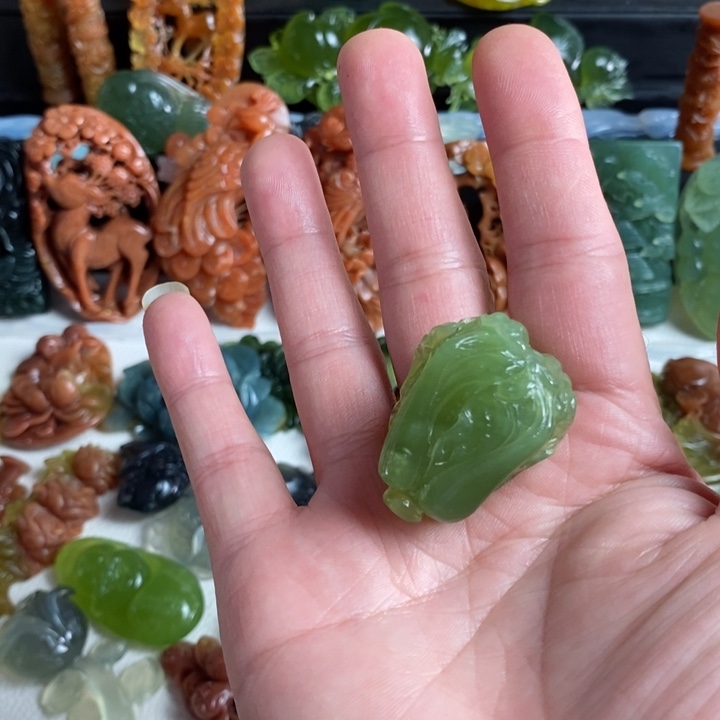 蛇纹石玉未镶嵌颈饰