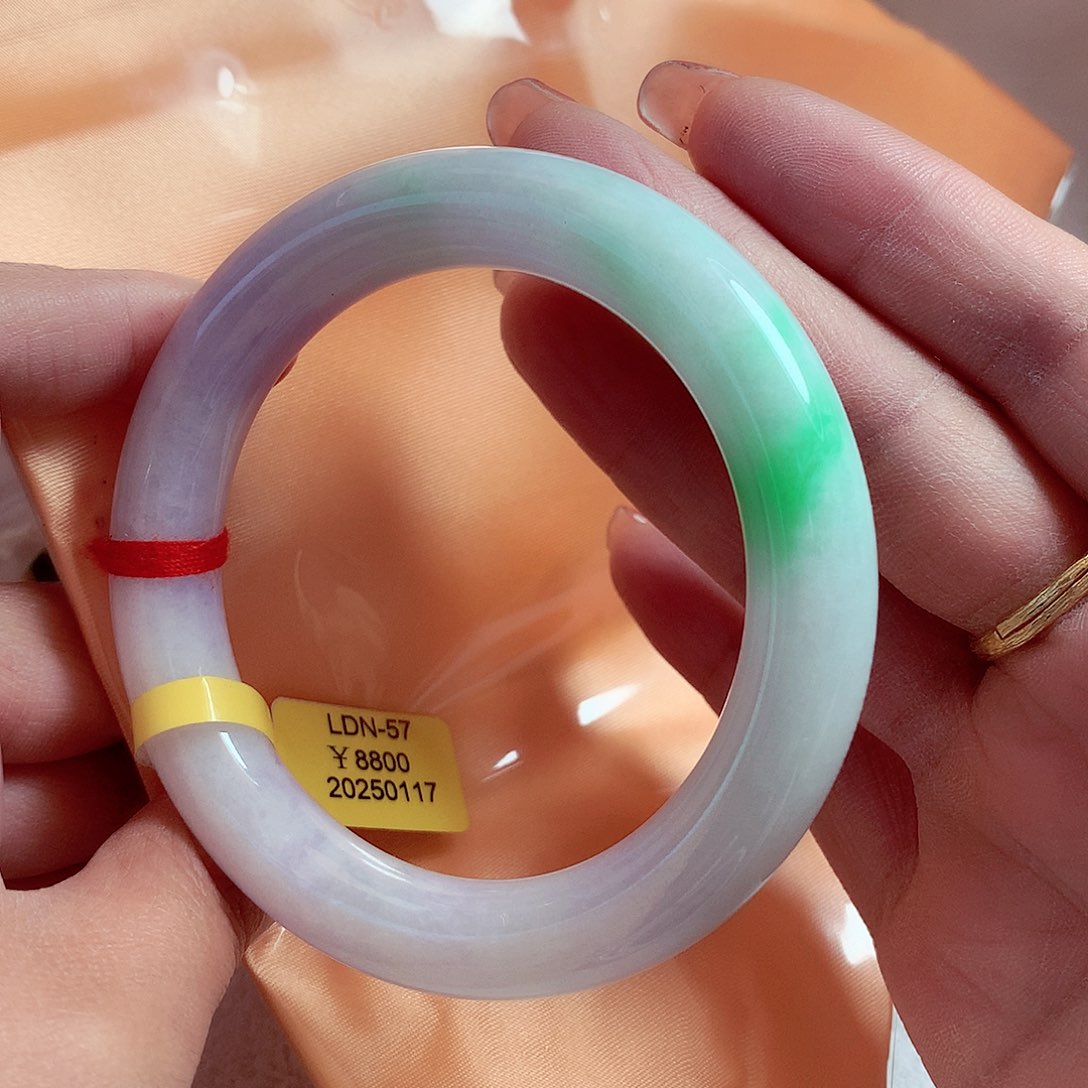 翡翠手镯未镶嵌翡翠