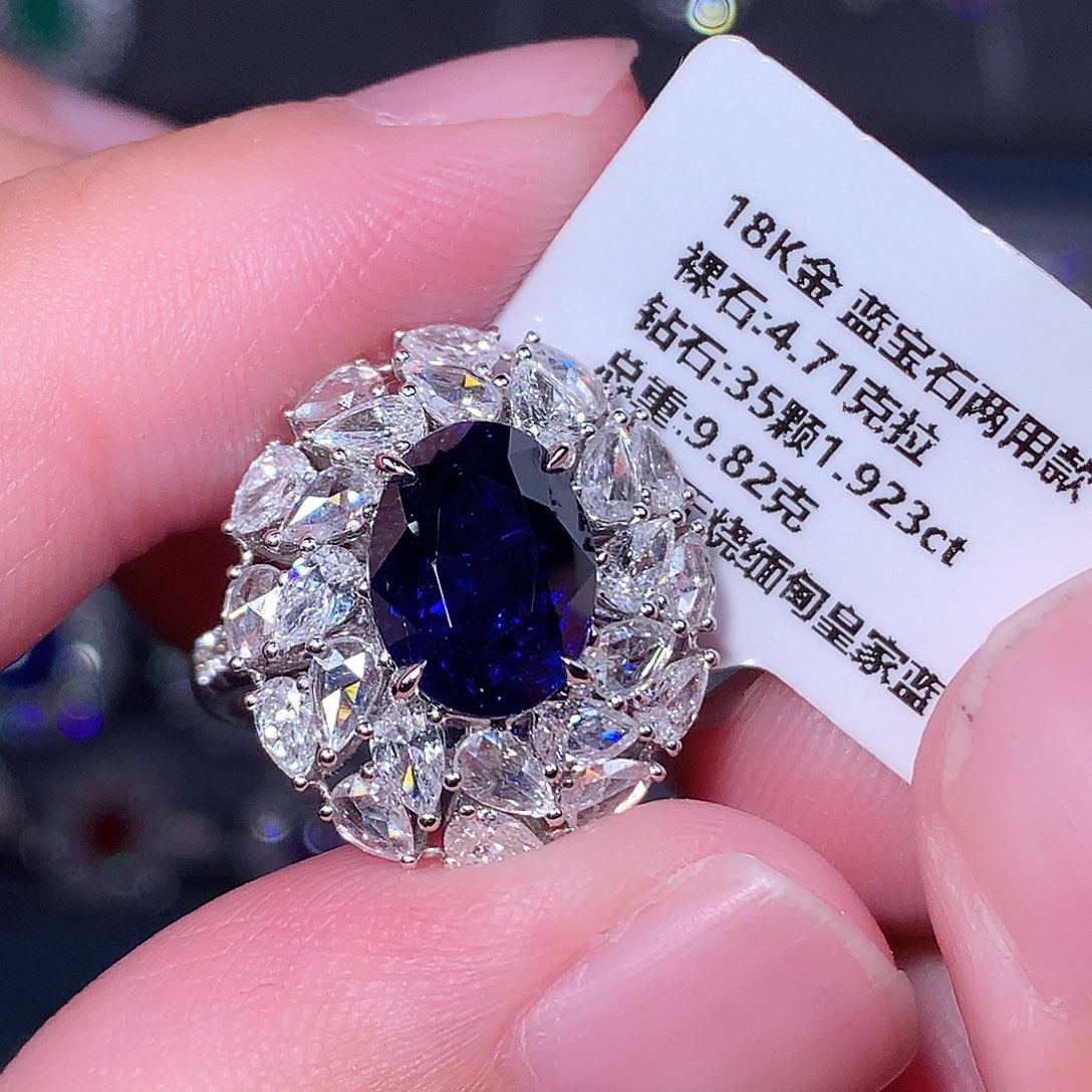 18K金镶嵌蓝宝石戒指