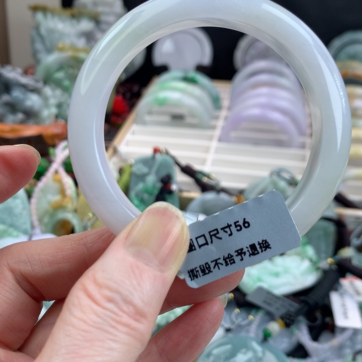 翡翠手镯未镶嵌吊坠