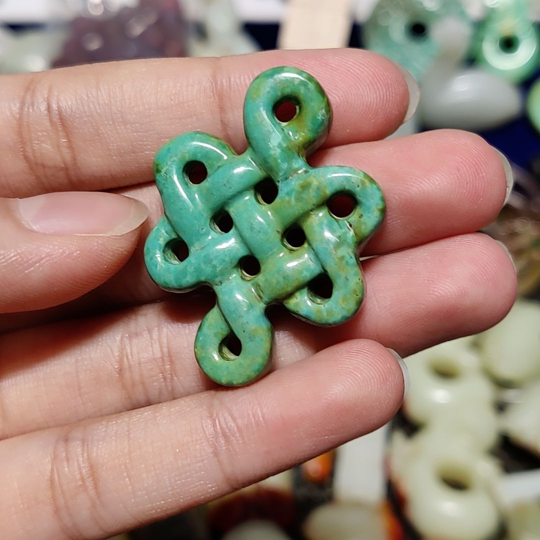 透闪石质玉未镶嵌颈饰