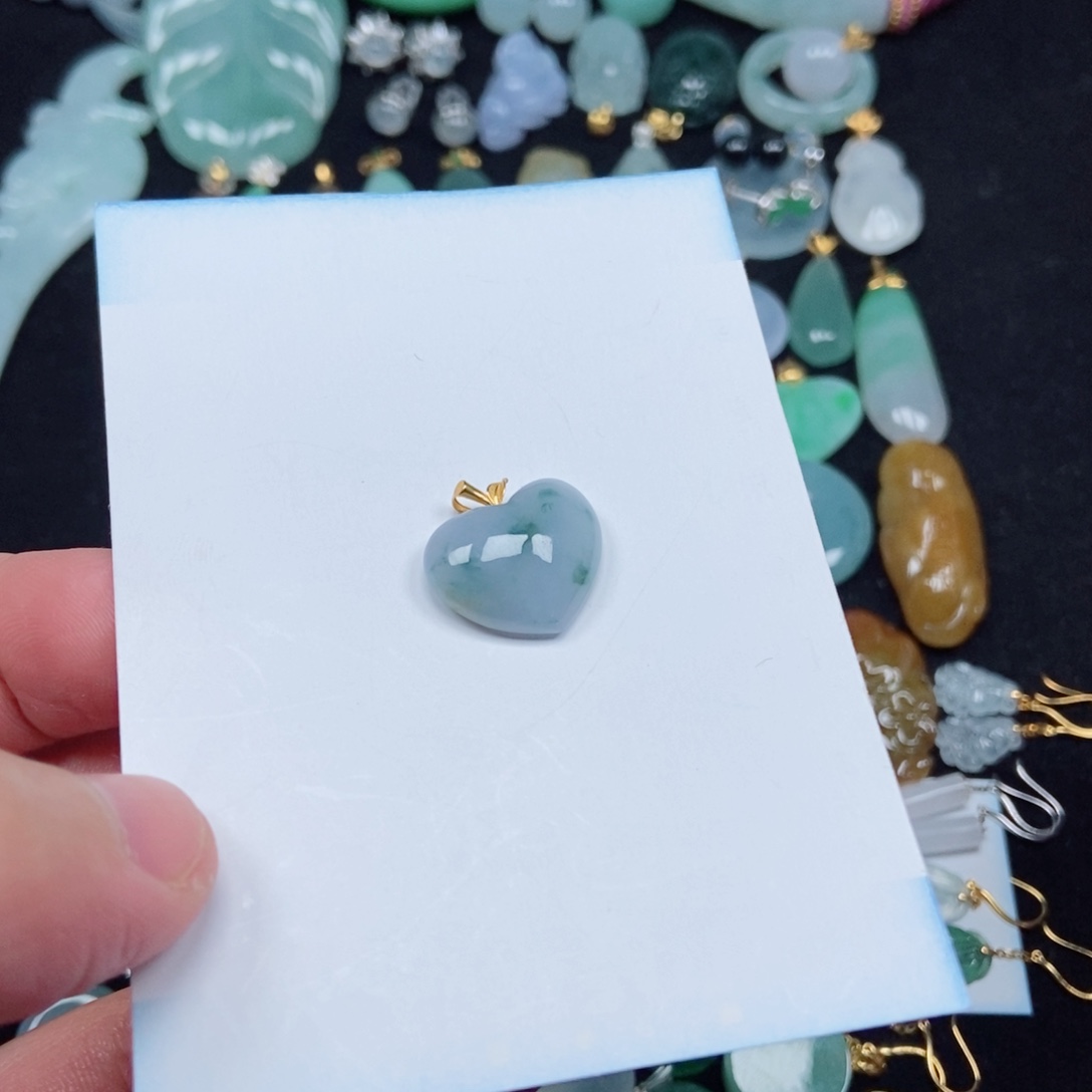 翡翠未镶嵌颈饰桃心